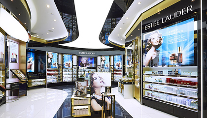 關(guān)稅下調(diào)引發(fā)進(jìn)口化妝品降價(jià)潮，市場(chǎng)銷售格局或?qū)⒅厮? class=